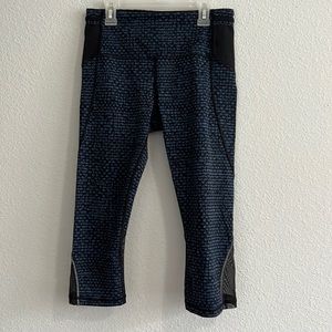 Lululemon capri length legging blue and black mesh panels women’s size 6